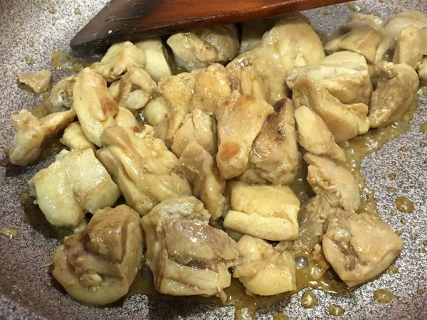 淋上1/2茶匙醬油翻炒至上色收汁。