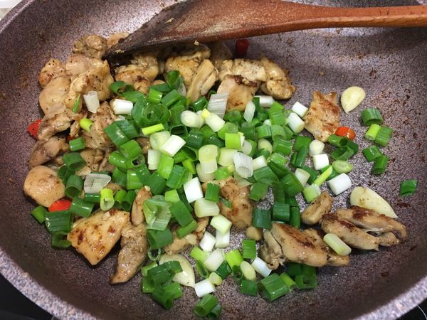 最後灑上蔥末翻炒均勻即可。