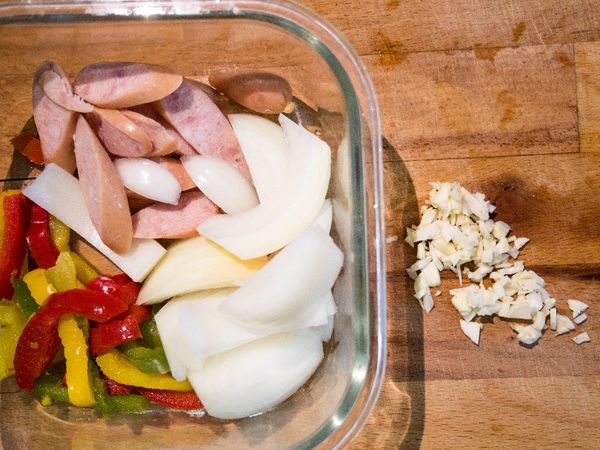 煮義大利麵的期間將蒜頭切末，青椒、洋蔥及鑫鑫腸切成好入口大小。