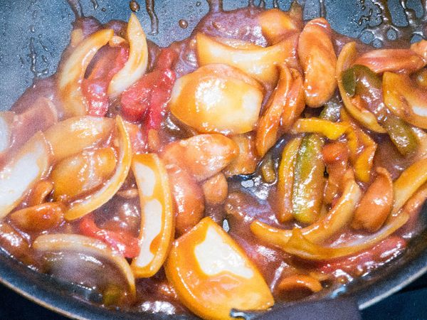 煮至1/3醬汁揮發。加入義大利麵中火拌勻。