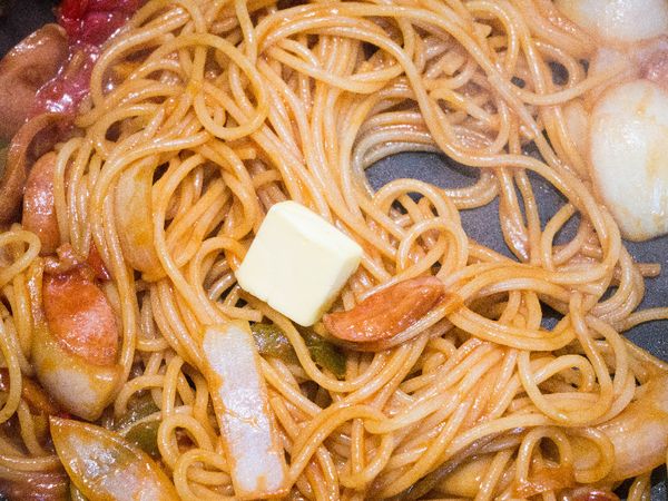 煮至1/3醬汁揮發。加入義大利麵中火拌勻。