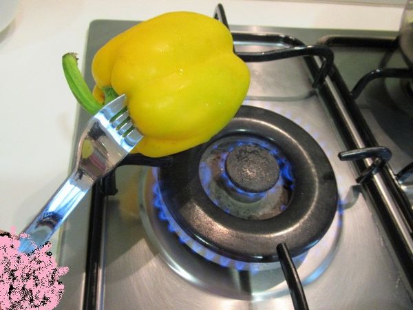 彩椒洗淨叉叉子直火炙烤至焦黑.不怕喔!焦黑才會順利去皮.上部畫刀切,將裡面的水分倒出器皿.
