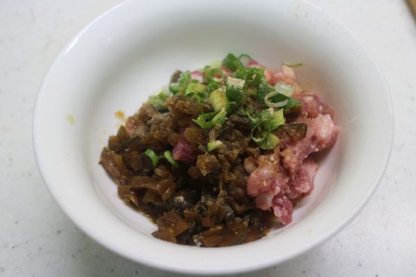 絞肉+切碎的醬瓜(含醬汁)+蔥花+白胡椒粉+鹽巴 混合均勻靜置5分鐘,讓豬絞肉吸收醬料
