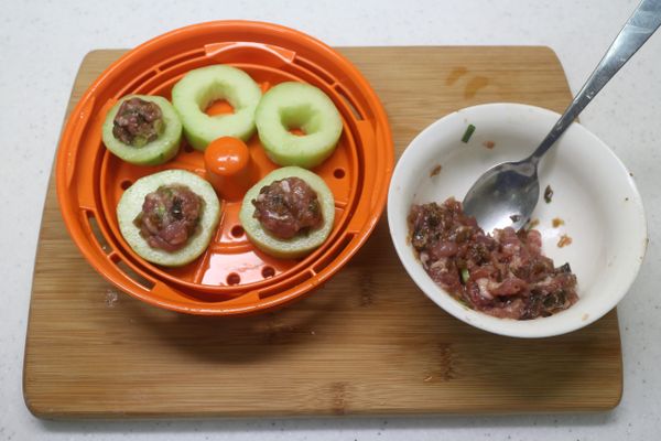 大黃瓜削皮挖穰,把調好味道絞肉放進去整形圓圓的