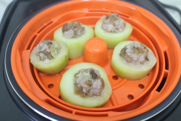 若使用電鍋, 外鍋1.5杯水蒸熟約20分鐘後再 悶5分鐘