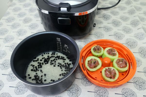虎牌電子鍋上層可以蒸食瀝油功能,輕鬆讓我煮黑豆飯時順便清蒸黃瓜鑲肉