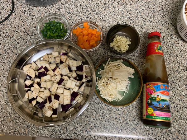 將食材切丁、切段備用