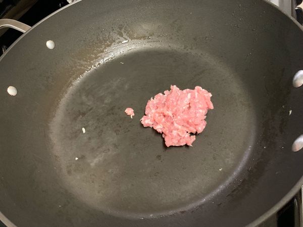 起油鍋炒豬絞肉到7分熟
