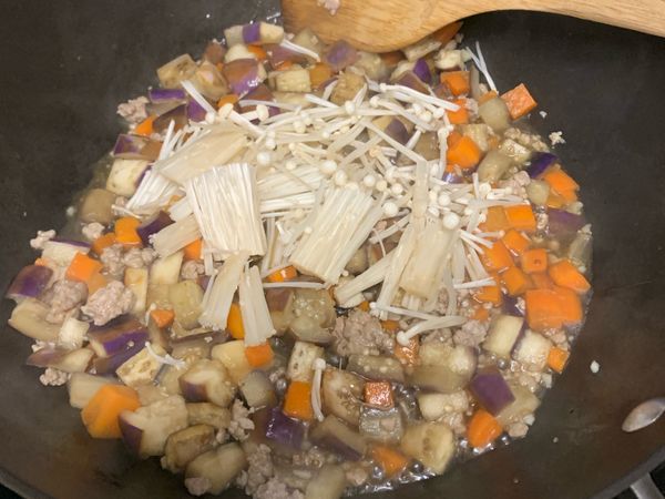 放入蒜末、蠔油和金針菇拌炒（菇很快熟）