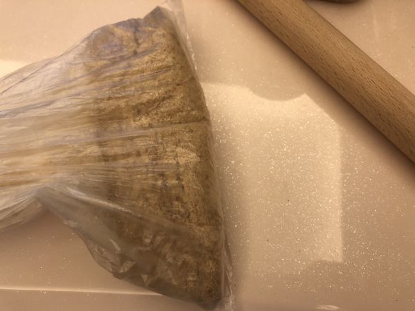 將消化餅放入密封袋用桿麵棍壓碎，加入融化的奶油攪拌均勻倒入容器內鋪平壓緊，放進冰箱一個小時。