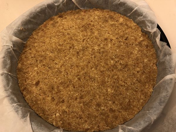 平壓好底部，並把檸檬洗淨，刨檸檬皮屑和砂糖用手指搓揉到有檸檬香氣。
把全蛋放入鍋盆中打散，接著加入剛剛和檸檬搓揉的糖拌勻。