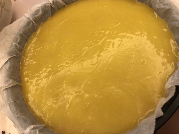 再加入檸檬汁攪拌，接著進行隔水加熱（不要超過90度），慢慢攪拌到濃稠不回流就可以關火，關火後加入奶油攪拌融化。
把檸檬蛋黃醬過篩，接著倒入塔皮內，最後再刨一點檸檬皮屑在表面，放入冷藏四小時就可以吃了。
