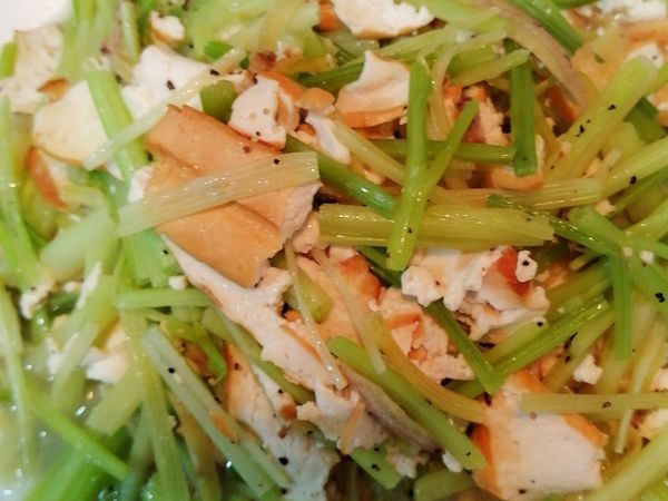 1 芹菜洗淨，可川燙1分鐘撈起來冰鎮，比較脆綠，熱鍋下油稍微把豆乾香氣炒出來，再下一點油爆香薑末，芹菜翻炒，加點水，蓋鍋蓋悶煮約5分鐘，入豆乾 加米酒 鹽巴 胡椒粉 炒一下即可盛盤