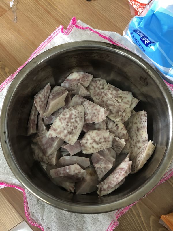 ☑️芋頭去皮
☑️切小塊（比較快熟透）
☑️放入電鍋蒸熟（外鍋一杯半水，內鍋不需要加水）