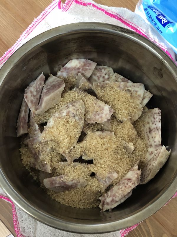 ☑️趁熱隨心所欲的倒入糖，愛吃多少倒多少囉！小心別吃太甜🤤
☑️趁熱快速壓成泥、拌勻
☑️分次倒入木薯粉拌成糰
別一下子倒太多唷！