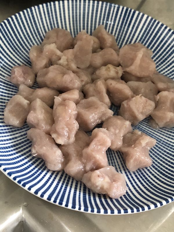 ☑️分小顆，搓圓，或作自己喜歡的樣子！我們真的很隨性，隨便捏小顆就好，自己要吃的沒在在意外表的😌😆
☑️煮一鍋開水，水滾後下鍋，很快就浮出水面，撈起來即可