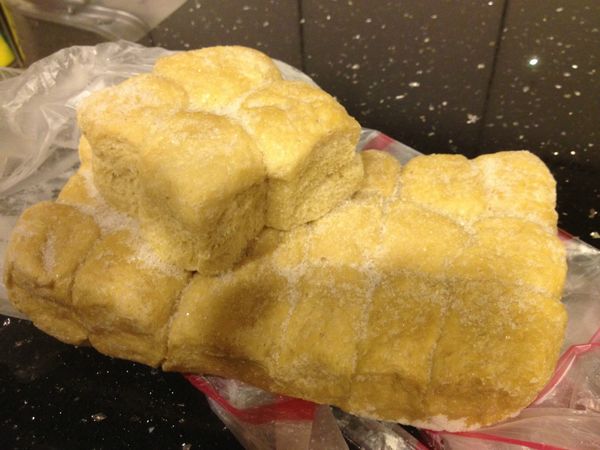 將買來的生烤麩靜置解凍。解凍後撥開成一顆一顆。