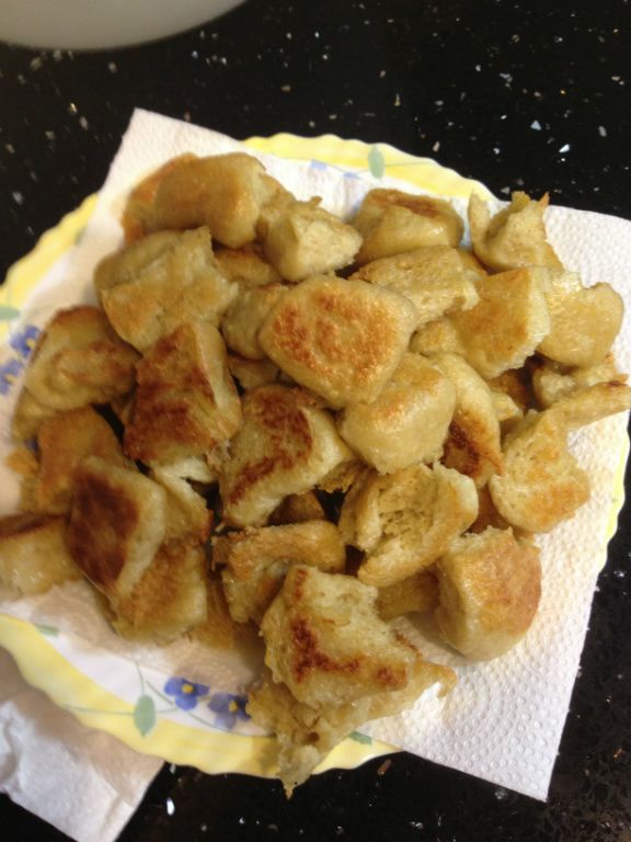 將生烤麩以油鍋中小火煎至兩面金黃脆硬。將煎好後的烤麩以廚房餐巾紙吸油，靜置冷卻後可放冰箱保存，日後依需求取用。