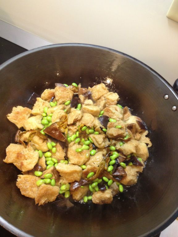 將醬油、糖、鹽加入鍋內。
蓋上鍋蓋以中小火悶煮，快收乾時，淋上少許香油起鍋。