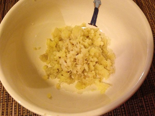 將薑磨成泥狀。