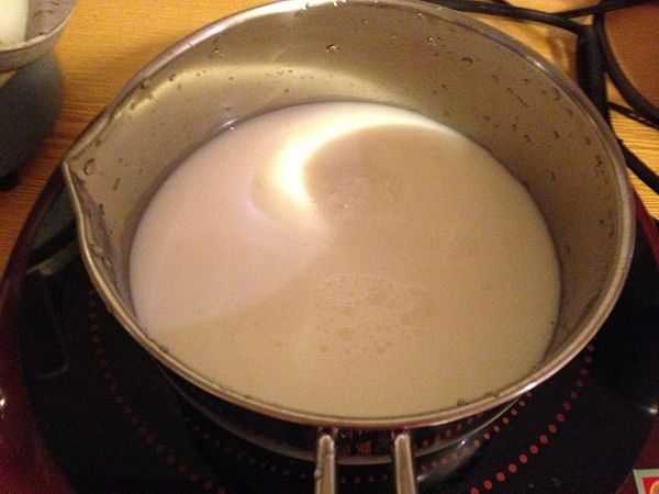 熱牛奶加入一大匙冰糖溶解，此步驟為成敗關鍵，我沒有溫度計所以我用手背試溫，牛奶大約加熱到80度左右，有點冒煙旁邊有小泡泡產生，手背試溫有點小燙。