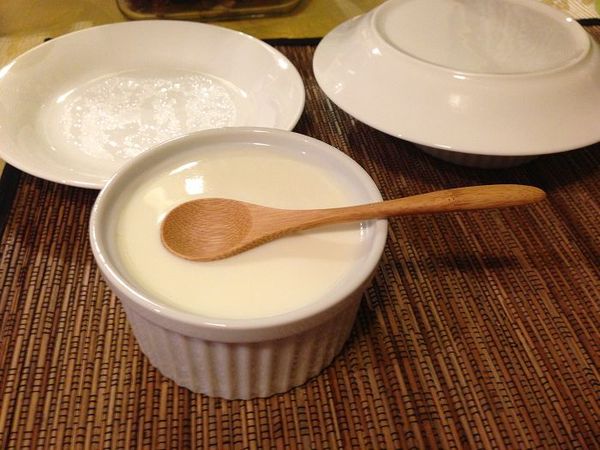 把薑汁平均倒入容器中，記得要將白色沉澱物也倒入，這是凝固關鍵喔!