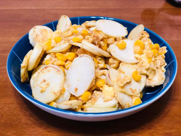 1）將茭白筍去頭，洗淨後切片狀。
2）玉米罐頭瀝乾水分後取半罐。
3）熱油鍋，放入蛋液，用筷子順時針方向攪拌，即成散蛋，撈起。
4）同鍋再加少許油後，續入茭白筍，以小火慢慢炒至8分熟。
5）再加入玉米還有（3）的散蛋拌炒一下，最後在鍋邊熗入少許醬油後完成✅