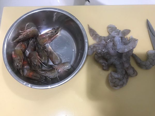 蝦頭建議用剪刀或刀子分開，防止裡面穢物流出影響風味
分開後本體去殼開背去腸泥