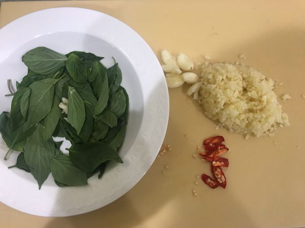 煮義大利麵依建議時間減少2-3分撈起備用
煮麵時準備蒜末約2-3球的量
辣椒、九層塔依個人喜好