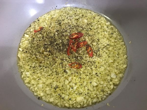 蒜末開始變色時可加入辣椒胡椒提味