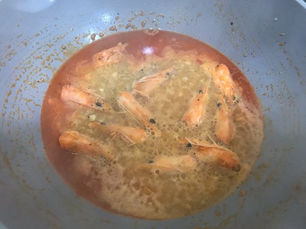 加入煮麵水，大約覆蓋蝦頭開大火收汁