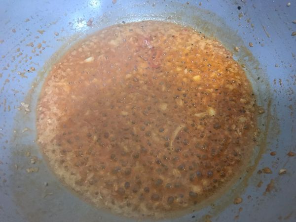 快收乾時取出蝦頭，倒入義大利麵繼續收汁