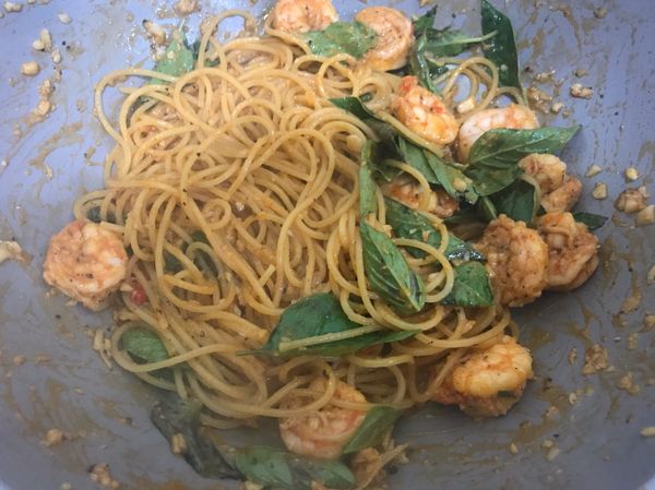 起鍋前加入九層塔、蝦子在拌炒一下