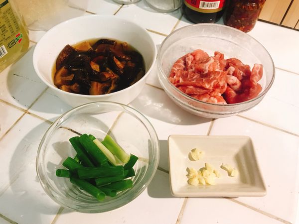 1. 乾香菇先泡水至軟化後切塊 / 豬肉片醃製至20分鐘 / 蒜頭切丁 / 蔥切段（蔥白、蔥綠分開）。