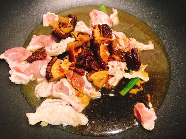 5. 再下香菇、香菇水。