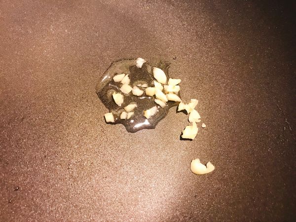 2. 準備一個鍋子倒入些許的油，將蒜丁偏香。