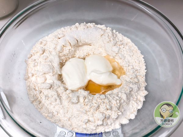 再加入自製優格，稍微拌勻