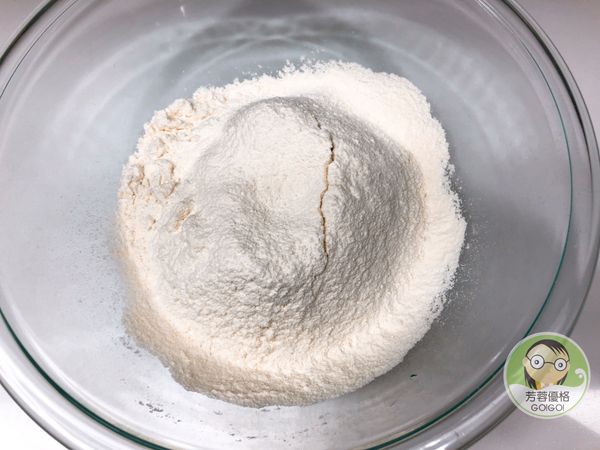 過篩低粉後加入白砂糖
