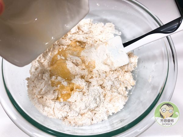 最後再加入融化奶油後輕輕拌一下
再用手抓勻拌成團