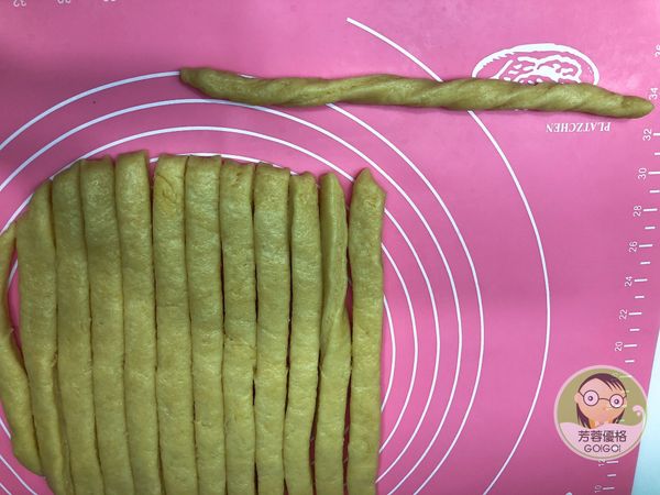 取出1長條，稍微捲起讓優格棒有造型