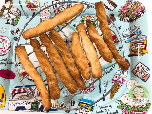 取出放涼後，優格牛奶棒會變硬
再用保鮮盒保存
＊建議可以做細一點，小朋友更好入口