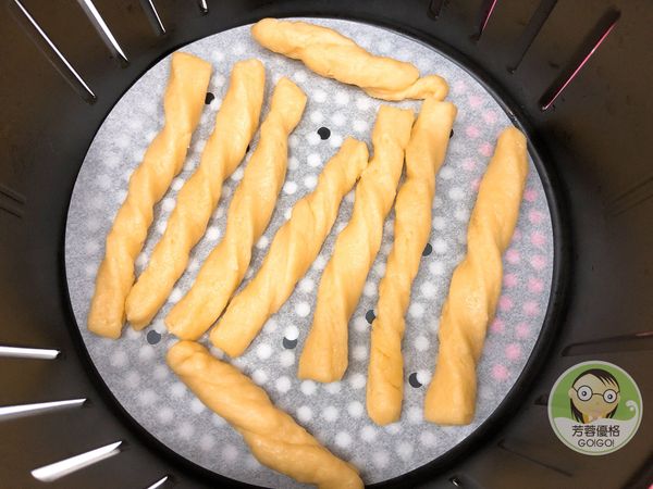 放入舖有烘焙紙的氣炸鍋內鍋