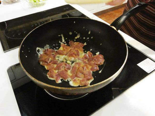 煎至約八分熟後，先將鴨菲力撈出，另將洋蔥、香菇、西芹等配料下鍋拌炒，記得加入１碗水，炒至芹菜軟嫩。