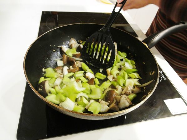 最後放入鴨菲力續炒，加入鹽、胡椒等調味後即可上桌。