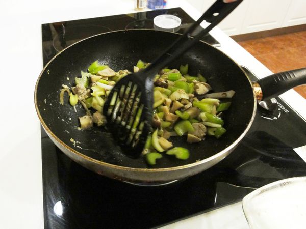 因為喜歡LINE的熊大，所以才幫自己取名為「熊小妹」。雖然熊大有在廚房烹飪的圖案，更有和兔兔品嚐美食的時刻，但熊小妹是個幸福的孩子，家裡都由偉大的媽媽掌廚，下廚的機會趨近於零。

熊小妹不諱言，自己拿起菜刀的時後，心中總是充斥著滿滿的恐慌，會不知道如何下手，但她都會努力的研究食譜並和媽媽討論，並且用分切好的肉品，這樣才能省去剁功。