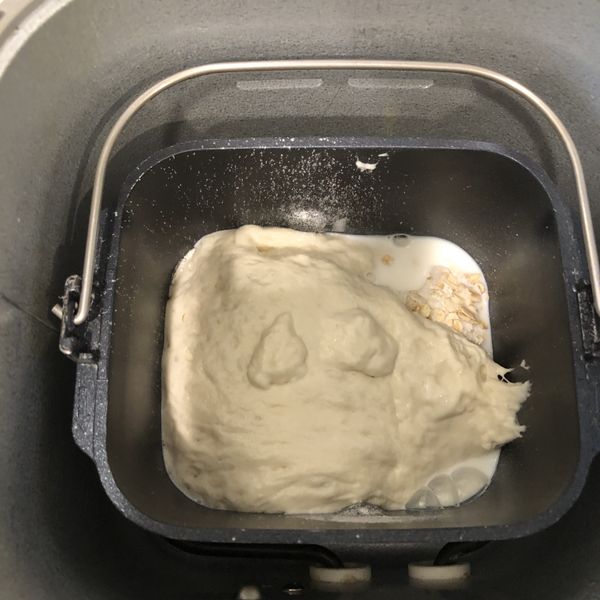 「主麵團」
將冰的中種麵糰、高筋麵粉、鹽、牛奶、即食燕麥片、蜂蜜放入攪拌槽中。