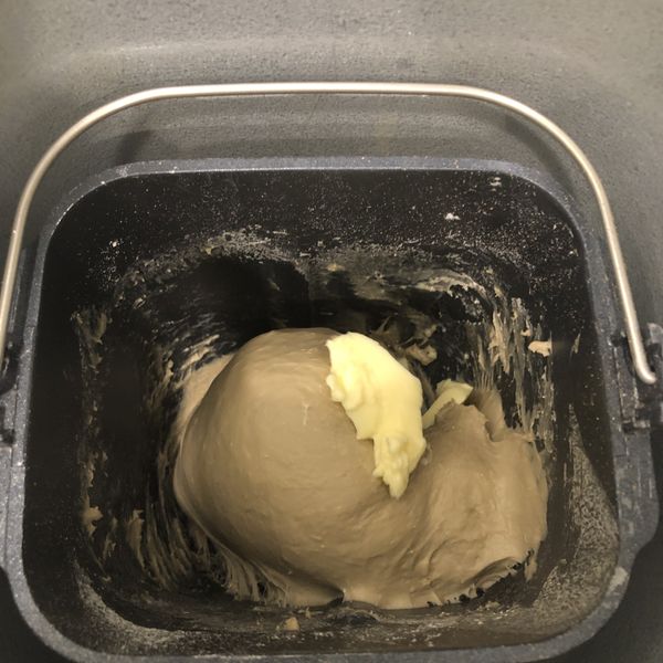 「主麵團」
開啟「麵包麵糰」模式，攪打約15分鐘後，加入軟化的無鹽奶油續攪打至奶油完全吸收，麵團成光滑可拉出薄膜狀態。