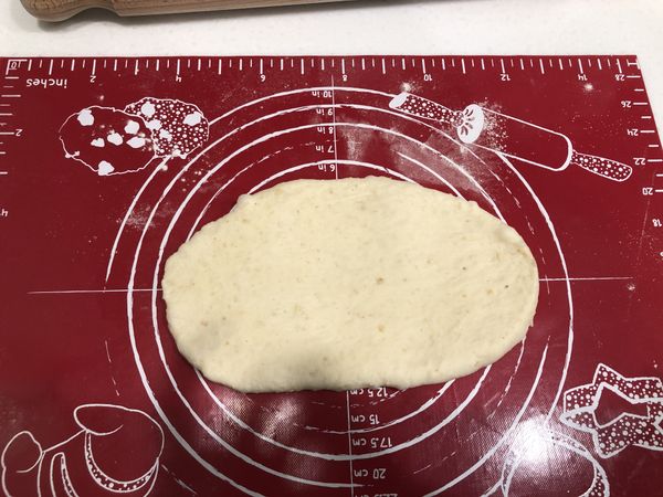 「主麵團」
將麵團桿成扁橢圓形。