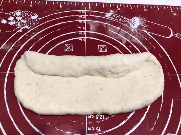 「主麵團」
由外而內將麵包捲起，每捲一圈就要像圖片一樣的壓一壓。