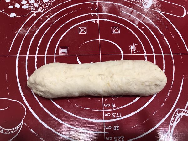 「主麵團」
最後收口捏緊，並將收口處朝下，放在烤盤上並於表面噴上一些水，於室溫烤箱放入一杯熱水，發酵40分鐘。